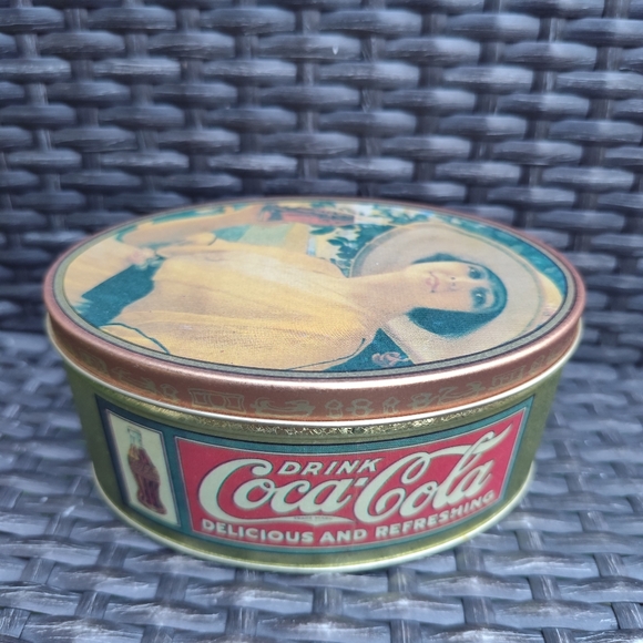 1988 Coca Cola Oval Tin Box - Picture 3 of 8